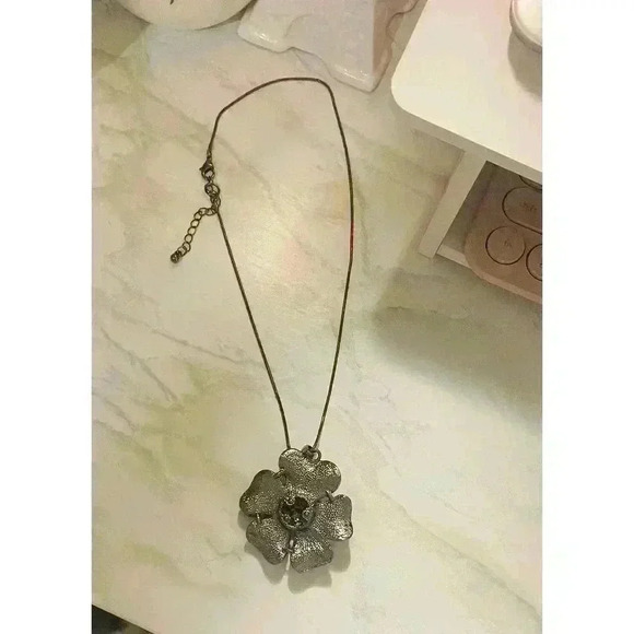 Flower Pendant Necklace - Picture 5 of 5
